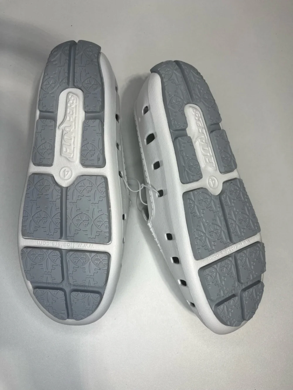 Floafers White and Gray Boat Shoes Boys Girls Size 4 Yacht Rock Water Shoe